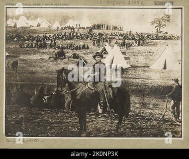 Zusammengesetztes Foto, das angeblich Präsident Ulysses S. Grant auf dem Pferderücken in City Point, Virginia zeigt. Tatsächlich ist dieses Foto aus drei Negativen zusammengesetzt, die alle aus dem Jahr 1864 stammen: Der Kopf wurde einem informellen Porträt von Grant abgeklopft; der Körper des Reiters gehört dem General der Union Army Alexander McDowell McCook; und der Hintergrund zeigt ein Internierungslager für konföderierte Soldaten. Stockfoto