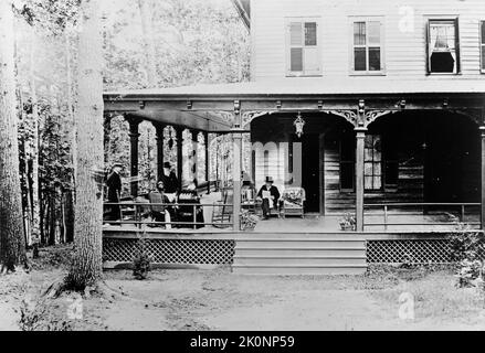 Letztes Foto, das von Präsident Ulysses S. Grant auf seiner Sommerhausverande aufgenommen wurde. Nur vier Tage vor seinem Tod. Die Ärzte Douglas und Shrady und Frau Grant sind ebenfalls anwesend Stockfoto