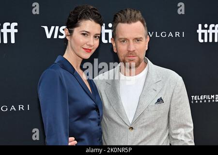 Toronto, Kanada, 12. September 2022. Mary Elizabeth Winstead, Ewan McGregor nimmt am 12. September 2022 an der Vorführung des Films Raymond and Ray während des Toronto International Film Festival (TIFF) 47. in Toronto, Kanada, Teil. Foto von Julien Reynaud/APS-Medias/ABACAPRESS.COM Stockfoto