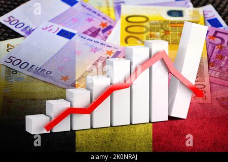 Wirtschaftsdiagramm: Abwärtspfeil, Bargeldrechnungen und Belgien-Flagge (Geld, Wirtschaft, Unternehmen, Finanzen, Krise) Stockfoto