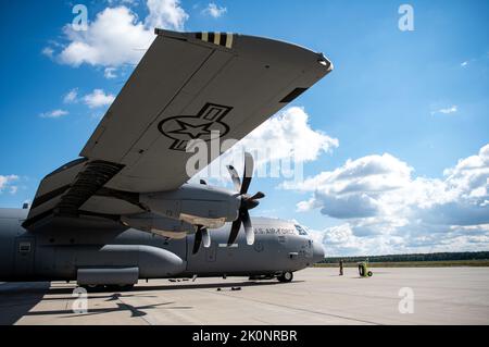 Ein C-130J Super Hercules Flugzeug, das dem 86. Luftlift Wing, Ramstein Air Base, Deutschland, zugewiesen wurde, ist auf dem 33. Air Base, Powidz, Polen, am 12. September 2022 geparkt. Das Flugzeug und seine Passagiere werden am Training Aviation Detachment Rotation 22-4 (ADR 22-4) teilnehmen. ADRs sind bilaterale Schulungsübungen und Bereitstellungen, die darauf ausgelegt sind, die Interoperabilität der Partner zu verbessern, die gemeinsame Bereitschaft aufrechtzuerhalten und unsere regionalen Verbündeten zu versichern. (USA Foto der Luftwaffe von Staff Sgt. Gabrielle Spading) Stockfoto