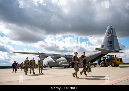 US-Luftstreitkräfte, die dem Luftlift-Flügel 86., dem Luftwaffenstützpunkt Ramstein, Deutschland, zugewiesen sind, gehen auf der Fluglinie auf dem Luftwaffenstützpunkt 33., Powidz, Polen, 12. September 2022. Die Airmen nehmen vom 10. Bis 23. September an der Schulung zur Flugablösung 22-4 (ADR 22-4) Teil. Ziel der Schulung ist es, die Interoperabilität und die Luftlift-Fähigkeiten unter den alliierten Streitkräften durch realistische gemeinsame Flugbetriebsszenarien zu verbessern. (USA Foto der Luftwaffe von Staff Sgt. Gabrielle Spading) Stockfoto