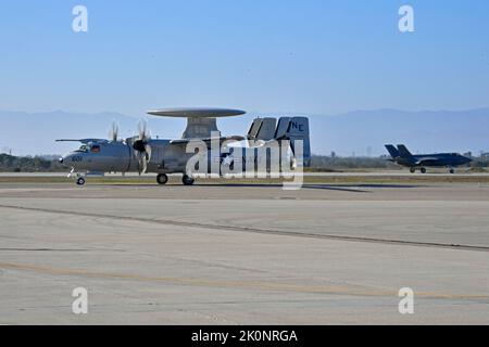 220831-N-AS200-1067 - POINT MUGU, Kalifornien (Aug 31, 2022) – Vice Adm. Kenneth Whitesell, Commander, Naval Air Forces (CNAF) Co-Piloten und E-2D Advanced Hawkeye, die den „Black Eagles“ des Airborne Command and Control Squadron (VAW) 113 während seiner Reise zum Naval Base Ventura County (NBVC), Point Mugu, August 31, zugewiesen wurden. CNAF mans, trainiert und stattet einsatzfähige, kampfbereite Marineflugkräfte aus, um eine überlegene Kampfbereitschaft zu erreichen. NBVC ist eine strategisch gelegene Marineinfanlage, die aus drei Einsatzeinrichtungen besteht: Point Mugu, Port Hueneme und San Nicolas Island. NBVC ist die Heimat der Pacific Seab Stockfoto