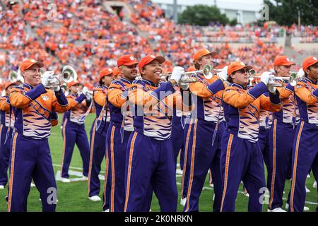 Clemson, SC, USA. 10. September 2022. Die Clemson Marching Band tritt während der Halbzeitschau beim NCAA-Fußballspiel zwischen den Clemson Tigers und Furman Paladins im Memorial Stadium in Clemson, SC, auf. Kyle Okita/CSM/Alamy Live News Stockfoto