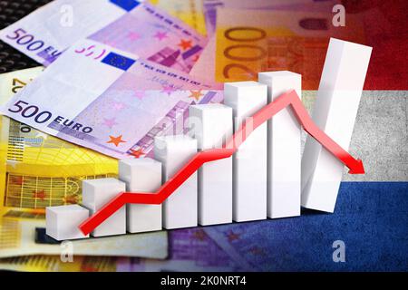 Wirtschaftsdiagramm: Abwärtspfeil, Euro-Cash-Banknoten und niederländische Flagge (Geld, Wirtschaft, Unternehmen, Finanzen, Krise) Stockfoto
