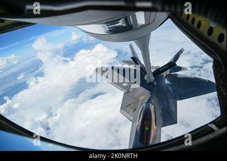 Ein F-22 Raptor mit dem Demonstrationsteam der Joint Base Langley-Eustis erhält Treibstoff von einem KC-135R Stratotanker mit dem 155. Air Betanking Wing, 25. August 2022. Die F-22-Piloten erhielten Treibstoff von der 173. Air Betanking Squadron, um anzukommen und sich auf ihre Flugshow in South Padre Island, Texas, vorzubereiten. (USA Air National Guard Foto von Senior Airman Alexander D. Schriner) Stockfoto