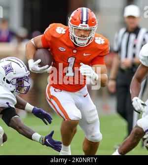 Clemson, SC, USA. 10. September 2022. Clemsons will Shipley #1 trägt den Ball während des NCAA-Fußballspiels zwischen den Clemson Tigers und Furman Paladins im Memorial Stadium in Clemson, SC. Kyle Okita/CSM/Alamy Live News Stockfoto