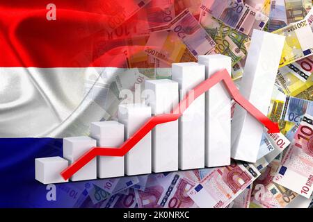 Wirtschaftsdiagramm: Abwärtspfeil, Euro-Cash-Banknoten und niederländische Flagge (Geld, Wirtschaft, Unternehmen, Finanzen, Krise) Stockfoto