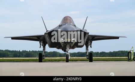 Ein US Air Force F-35A Lightning II Pilot mit dem 58. Fighter Squadron, 33. Fighter Wing, Eglin Air Force Base, Florida, landet nach einer Trainingsmission über der Volk Field Air National Guard Base, Wisconsin, 18. August 2022. Volk Field bot einen offenen Luftraum mit optimalen Wetterbedingungen für den Flug, so dass die 33. FW mehr als 60 % der saisonalen Blitzeinschläge und Hurrikanverzögerungen in Florida vermeiden konnte. (USA Foto der Luftwaffe von Staff Sgt. Bernstein-Litteral) Stockfoto