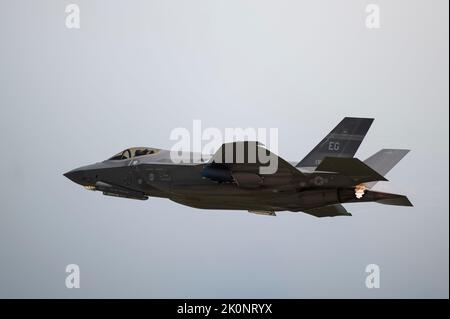 Ein US Air Force F-35A Lightning II Pilot mit dem 58. Fighter Squadron, 33. Fighter Wing, Eglin Air Force Base, Florida, hebt am Volk Field Air National Guard Base, Wisconsin, am 15. August 2022 ab. Nomaden mit der FW 33. reisten nach Volk Field, um an der Übung Northern Lightning teilzunehmen, einer gemeinsamen Trainingsübung, bei der benutzerdefinierte Ziele betont wurden, was zu maßgeschneiderten, szenariobasierten High-End-Schulungen mit vollem Spektrum führte. (USA Foto der Luftwaffe von Staff Sgt. Bernstein-Litteral) Stockfoto