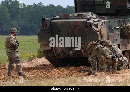 Soldaten der US-Armee, die der 'Mustang Squadron', 6. Squadron, 8. Kavallerieregiment, 2. Panzerbrigade Combat Team, 3. Infantry Division, zugewiesen wurden, bereiten sich darauf vor, eine abgelegene Patrouille durchzuführen, nachdem sie ein modernisiertes Kampffahrzeug M2A4 Bradley während einer kombinierten Feuerübung in Fort Stewart, Georgia, am 8. September 2022, verlassen haben. Die 6. qm, 8. Cav. Regt., 2. ABCT, 3. ID, hat im vergangenen Juli die Modernisierung abgeschlossen und ist damit das modernste Kavalleriegeschwader der Armee und bereitet sich darauf vor, jede Bedrohung in großen Kampfhandlungen durch fachkundiges Coaching und gut ausgebildete, geschlossene Teams zu besiegen. (USA Stockfoto