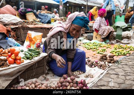 Addis Abeba, Äthiopien. 9. September 2022. Ein Anbieter wird auf dem Shola-Markt in Addis Abeba, Äthiopien, am 9. September 2022 gesehen. Urlaubskäufer in Addis Abeba, Äthiopiens Hauptstadt, beklagten sich über die steigenden Preise für Grundnahrungen, als sie den äthiopischen Neujahrssonntag feiern sollten. Quelle: Michael Tewelde/Xinhua/Alamy Live News Stockfoto