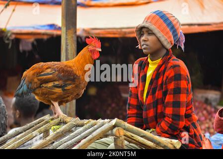 Addis Abeba, Äthiopien. 9. September 2022. Ein Händler von lebenden Hühnern wird auf dem Shola-Markt in Addis Abeba, Äthiopien, am 9. September 2022 gesehen. Urlaubskäufer in Addis Abeba, Äthiopiens Hauptstadt, beklagten sich über die steigenden Preise für Grundnahrungen, als sie den äthiopischen Neujahrssonntag feiern sollten. Quelle: Michael Tewelde/Xinhua/Alamy Live News Stockfoto