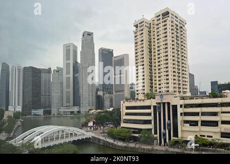 Singapore River, mit Wolkenkratzern großer Banken im Finanzviertel des Raffles Place im Hintergrund und der Elgin Bridge im Vordergrund Stockfoto