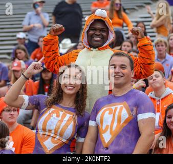 Clemson, SC, USA. 10. September 2022. Clemson-Schüler zeigen vor dem NCAA-Fußballspiel zwischen den Clemson Tigers und Furman Paladins im Memorial Stadium in Clemson, SC, ihren schulischen Geist. Kyle Okita/CSM/Alamy Live News Stockfoto