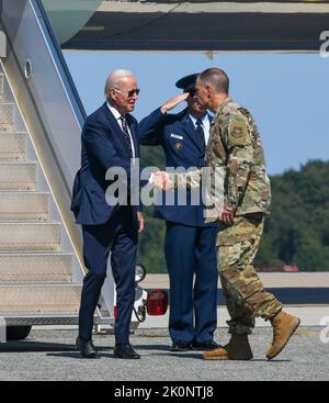 US-Präsident Joe Biden, links, schüttelt sich die Hände mit Oberst Matt Husemann, Kommandant des Luftwaffenflügels 436., nachdem er am 9. September 2022 auf dem Dover Air Force Base in Delaware angekommen war. Stockfoto