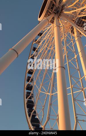 Millenium Wheel am Navy Pier, eingefangen gegen einen blauen Winterhimmel und beleuchtet von der aufgehenden Sonne Stockfoto