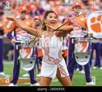 Clemson, SC, USA. 10. September 2022. Das Clemson Feature Twiler spielt während der Halbzeit-Show beim NCAA-Fußballspiel zwischen den Clemson Tigers und Furman Paladins im Memorial Stadium in Clemson, SC. Kyle Okita/CSM/Alamy Live News Stockfoto