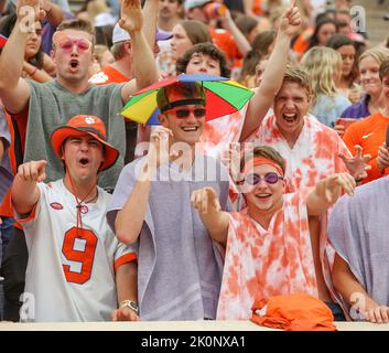 Clemson, SC, USA. 10. September 2022. Die Studentenabteilung von Clemson vor dem NCAA-Fußballspiel zwischen den Clemson Tigers und Furman Paladins im Memorial Stadium in Clemson, SC. Kyle Okita/CSM/Alamy Live News Stockfoto