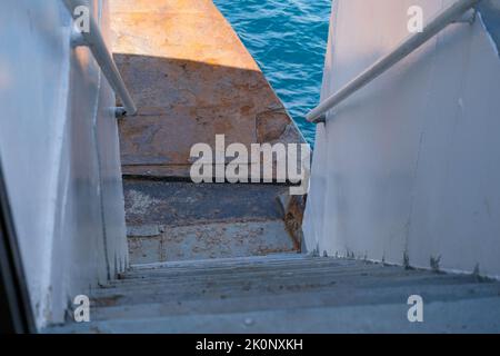 Die Treppen in der Fähre dienen zum ein- und Aussteigen von Passagieren. Transport- und Reisekonzept Stockfoto