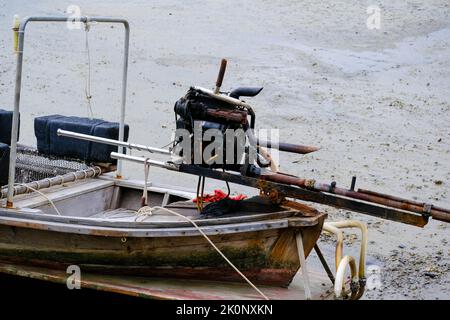 Fischerboote liegen an einem lokalen Anlegesteg auf der Yao Yai Insel, Phang Nga, Thailand. Stockfoto