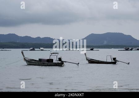 Fischerboote liegen an einem lokalen Anlegesteg auf der Yao Yai Insel, Phang Nga, Thailand. Stockfoto