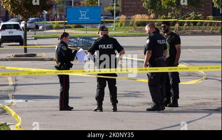 Mississauga, Kanada. 12. September 2022. Am 12. September 2022 werden Polizeibeamte vor Ort gesehen, um die Doppelschießereien in Mississauga, im Großraum Toronto, Kanada, zu untersuchen. Ein kanadischer Polizist wurde am Montag getötet und ein Verdächtiger befindet sich nach zwei Tageslichtschießereien in Toronto, der größten Stadt des Landes, in Haft, berichteten lokale Medien. Quelle: Zou Zheng/Xinhua/Alamy Live News Stockfoto