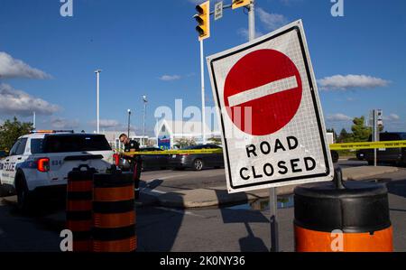 Mississauga, Kanada. 12. September 2022. Ein Schild mit der Aufschrift „STRASSE GESCHLOSSEN“ ist am 12. September 2022 in Mississauga, im Großraum Toronto, Kanada, zu sehen. Ein kanadischer Polizist wurde am Montag getötet und ein Verdächtiger befindet sich nach zwei Tageslichtschießereien in Toronto, der größten Stadt des Landes, in Haft, berichteten lokale Medien. Quelle: Zou Zheng/Xinhua/Alamy Live News Stockfoto