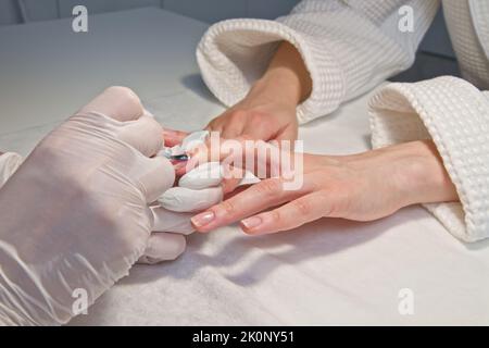 Maniküre Prozess professionelle Werkzeuge weibliche Hand Stockfoto