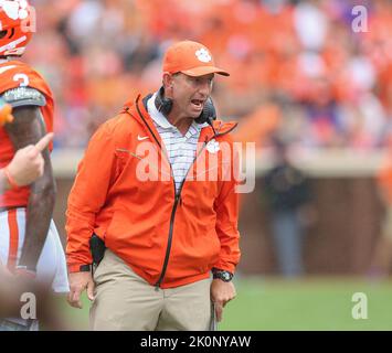 Clemson, SC, USA. 10. September 2022. Clemson-Cheftrainer Dabo Swinney während des NCAA-Fußballspiels zwischen den Clemson Tigers und Furman Paladins im Memorial Stadium in Clemson, SC. Kyle Okita/CSM/Alamy Live News Stockfoto