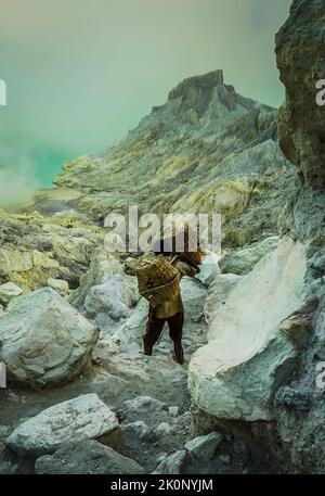 Banyuwangi, Indonesien - 13. Oktober 2019 : Sulphur Miner Aktivität am Ijen Krater in Banyuwangi, Ost-Java, Indonesien. Stockfoto