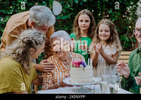 Familie mit mehreren Generationen auf Sommergartenparty im Freien, um Geburtstag zu feiern Stockfoto