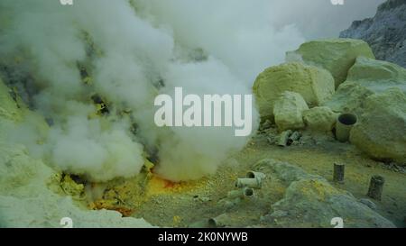 Banyuwangi, Indonesien - 13. Oktober 2019 : Sulphur Miner Aktivität am Ijen Krater in Banyuwangi, Ost-Java, Indonesien. Stockfoto