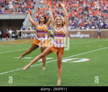 Clemson, SC, USA. 10. September 2022. Ein Clemson-Twirler tritt während der Halbzeit-Show beim NCAA-Fußballspiel zwischen den Clemson Tigers und Furman Paladins im Memorial Stadium in Clemson, SC, auf. Kyle Okita/CSM/Alamy Live News Stockfoto