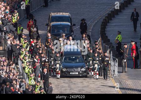 Edinburgh, Großbritannien. 12. September 2022. Auf dem Weg zur letzten Besichtigung der St. Giles Cathedral auf der Royal Mile durch Königin Elizabeth II. Tom Duffin. Stockfoto