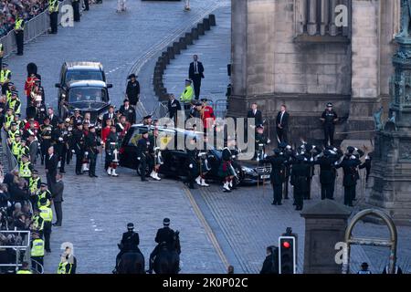 Edinburgh, Großbritannien. 12. September 2022. Auf dem Weg zur letzten Besichtigung der St. Giles Cathedral auf der Royal Mile durch Königin Elizabeth II. Tom Duffin. Stockfoto