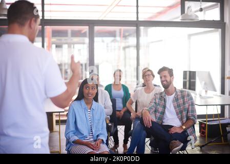 Sie alle haben ihre eigenen Ideen. Junge Designer arbeiten in ihrem Büro zusammen. Stockfoto