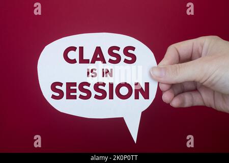 Sprechblase vor farbigem Hintergrund mit „Klasse“ im Sitzungstext. Stockfoto