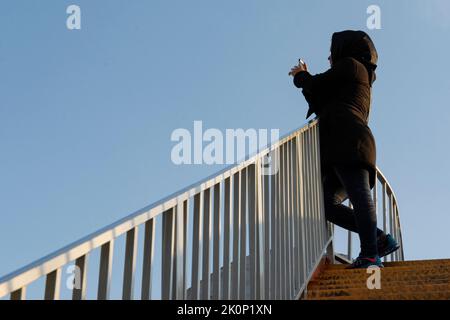 Muslimische junge Frau, die mit dem Handy fotografiert Stockfoto