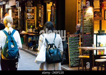 Zwei Frauen gehen durch den Centre Place im Geschäftsviertel von Melbourne, das für seine billigen Restaurants bekannt ist. Es ist eine der berühmten Gassen Melbournes. Stockfoto