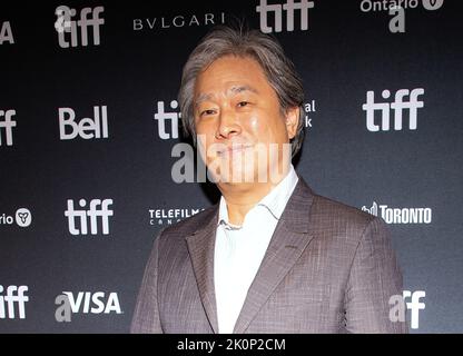 Toronto, Kanada. 12. September 2022. Park Chan-wook nimmt an der Uraufführung „Decision to Leave“ während des Toronto International Film Festival 2022 im Princess of Wales Theatre am 12. September 2022 in Toronto, Ontario, Teil. Foto: PICJER/imageSPACE/Sipa USA Kredit: SIPA USA/Alamy Live News Stockfoto