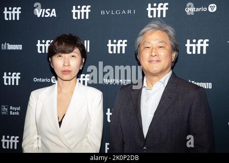 Toronto, Kanada. 12. September 2022. Park Chan-Wook und Chung Seo-Kyung nehmen an der Premiere „Decision to Leave“ während des Toronto International Film Festival 2022 im Princess of Wales Theatre am 12. September 2022 in Toronto, Ontario, Teil. Foto: PICJER/imageSPACE/Sipa USA Kredit: SIPA USA/Alamy Live News Stockfoto