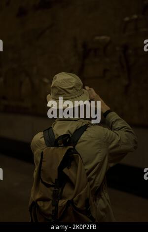 Rückansicht eines Mannes, der Fotos von einer unterirdischen Prägung macht Stockfoto