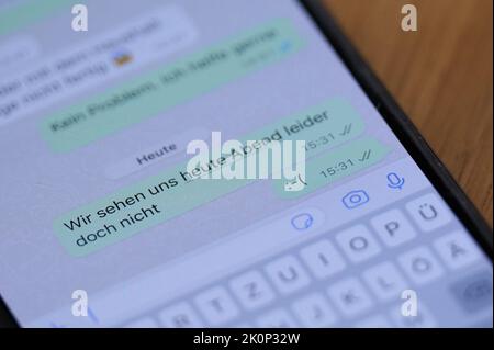 Berlin, Deutschland. 12. September 2022. Abbildung - Ein trauriges Smiley-Gesicht ist in einem Chat auf einem Handy-Display zu sehen. Quelle: Annette Riedl/dpa/Alamy Live News Stockfoto