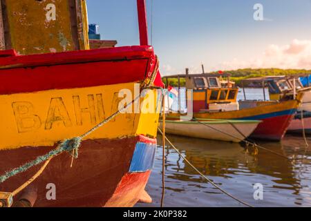 Bucht bei Sonnenuntergang mit Fischtrawler rustikalen Booten in Porto Seguro, BAHIA, Brasilien Stockfoto