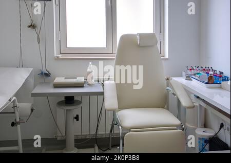 Leeres medizinisches Labor mit Reagenzgläsern auf dem Tisch Stockfoto