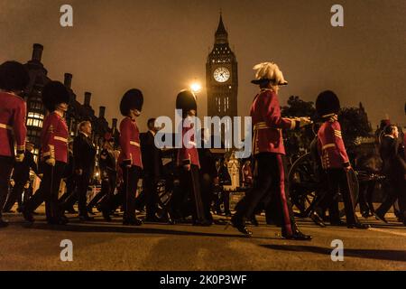 Parliament Square, London, Großbritannien. 13.. September 2022. Der Sarg passiert den Elizabeth Tower 'Big Ben'. Die Vorbereitungen für das Staatsbegräbnis Ihrer Majestät Königin Elizabeth II. Laufen, wobei die Proben für die morgerige Prozession unter dem Deckmantel der Dunkelheit stattfinden. Der am längsten regierende Monarch Großbritanniens starb am Donnerstag, dem 8.. September, im Alter von 96 Jahren in Balmoral, Schottland. Amanda Rose/Alamy Live News Stockfoto