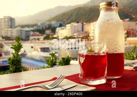 Eleganter Restauranttisch am Meer im Hafen. Essen und trinken Sie im Urlaub Stockfoto