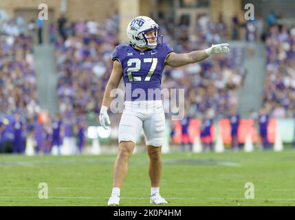 Fort Worth, Texas, USA. 10. September 2022. Der TCU Horned Frogs Wide Receiver Gunnar Henderson (27) stellt sich für ein Spiel während der 1. Hälfte des NCAA Football Spiels zwischen den Tarleton State Texans und den TCU Horned Frogs im Amon G. Carter Stadium in Fort Worth, Texas, an. Matthew Lynch/CSM/Alamy Live News Stockfoto