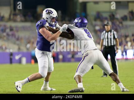 Fort Worth, Texas, USA. 10. September 2022. TCU Horned Frogs Tight End Carter Ware (47) blockiert Tarleton State Texans-Linienbacker Markel Clark (9) während der 2. Hälfte des NCAA Football-Spiels zwischen den Tarleton State Texans und den TCU Horned Frogs im Amon G. Carter Stadium in Fort Worth, Texas. Matthew Lynch/CSM/Alamy Live News Stockfoto